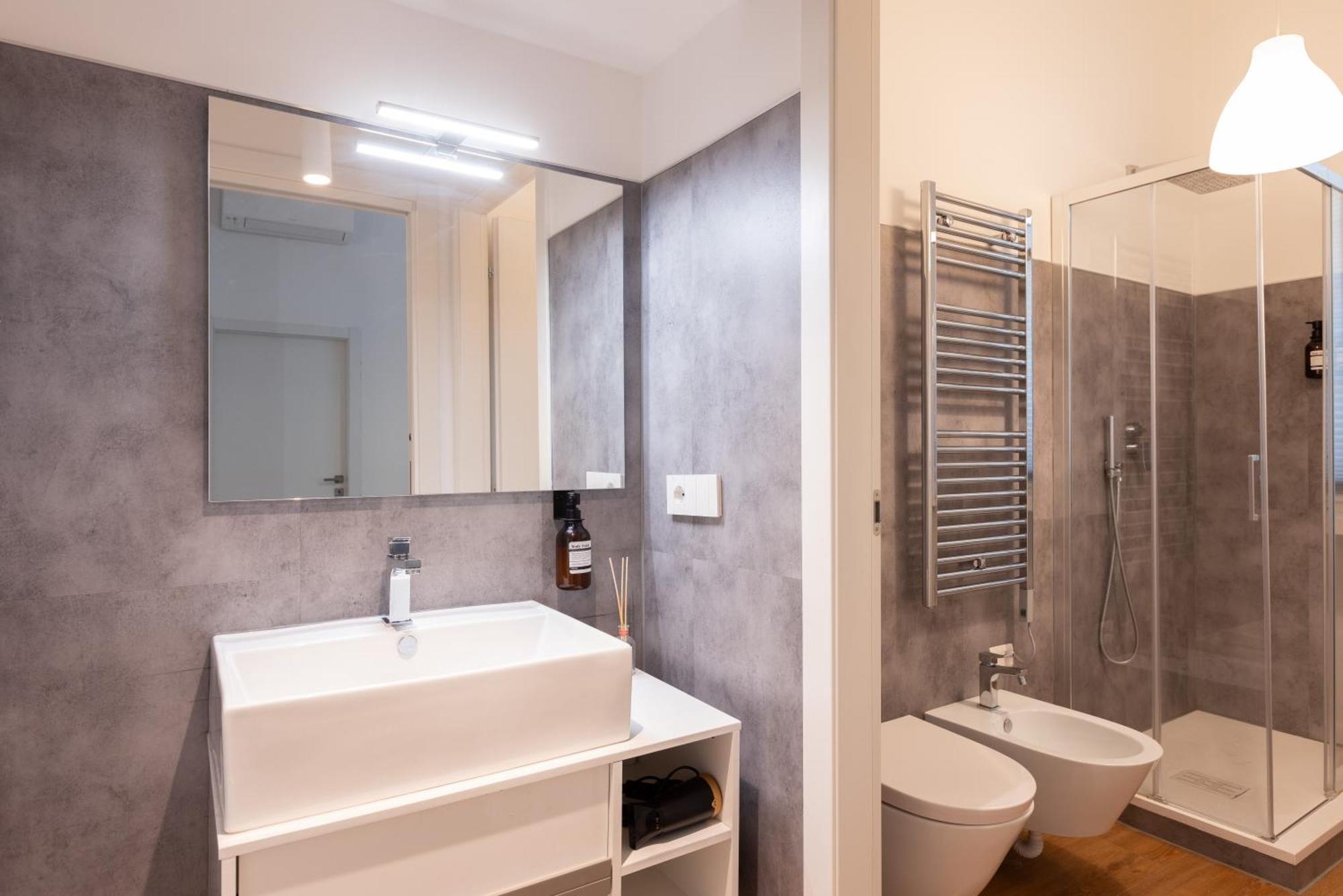 Spacious Design Apartment Central Milan — Photos 1